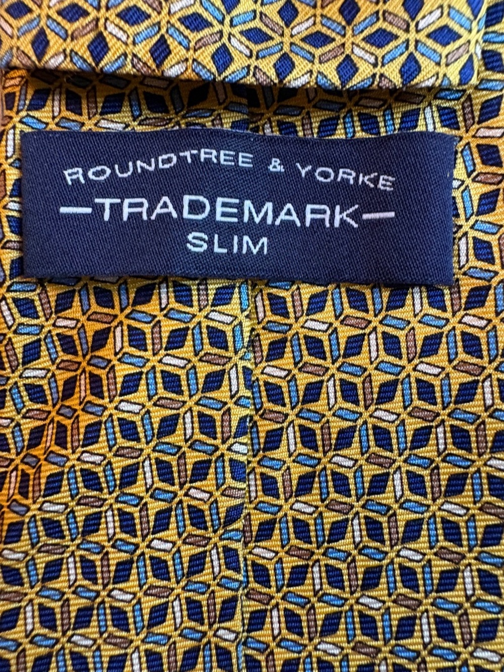 Roundtree & Yorke Slim Silk Tie Gold Navy Geometric Pattern Necktie 2.5"